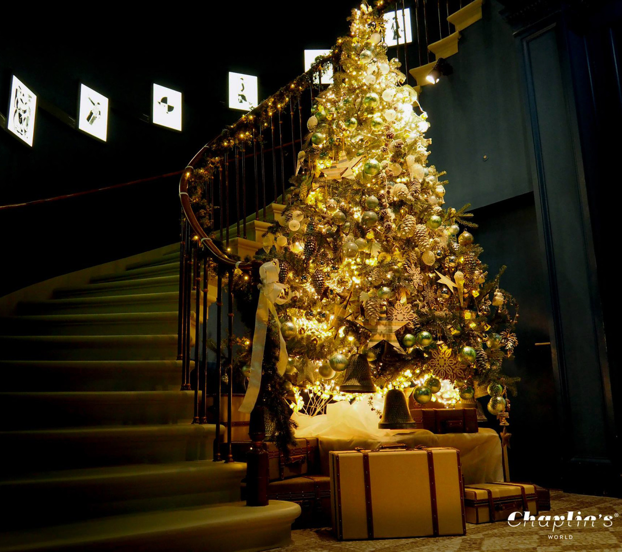 chaplin-images-videos:
“Manoir de Ban Vevey Switzerland. As every year at Chaplin’s Manor house, an impressive Christmas tree has been setup in the entrance hall!.
”