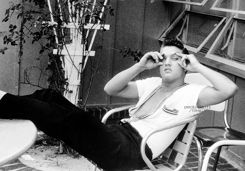 vinceveretts:  Elvis at his home in Audubon Drive, Memphis, 1956. 