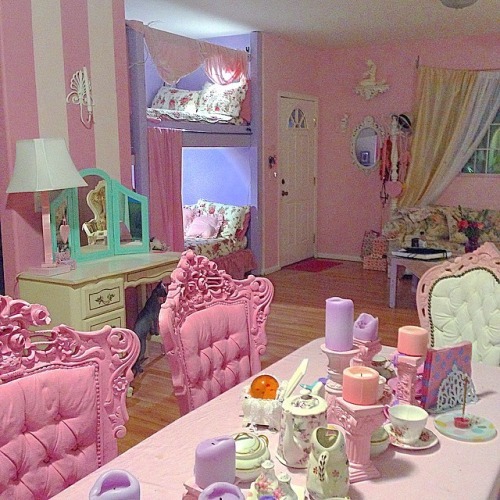 leather-lace-sin-and-bones:  Kelly Eden&rsquo;s houseI want to friggin live here,