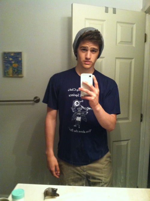 condommodel:  *cleans bathroom mirror to take a selfie*