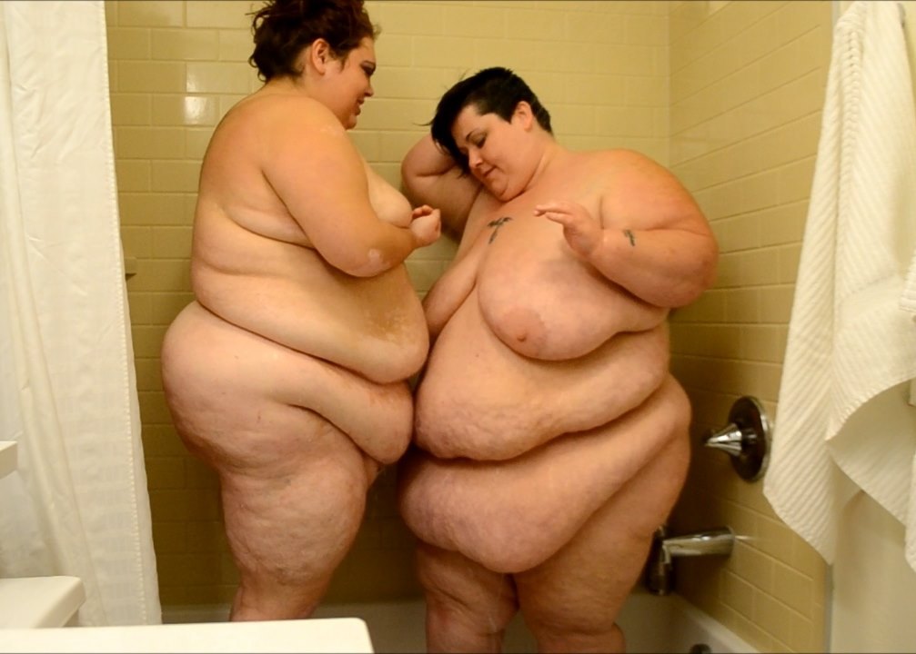 irvingsbbws:putyourweightonit:Sweet-N-Sinful &amp; Reenaye Starr Showertime 