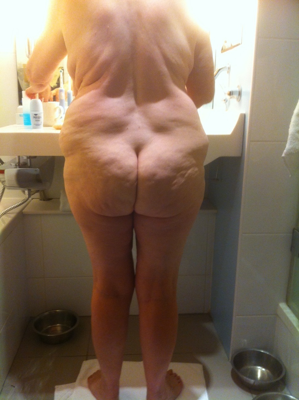 Wow, what a gorgeous flabby wide old ass on this senior woman. Iâ€™d love to