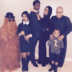 chocahontas:  babiegyrle:  frenchinhalechanelxoxo:  likemistlikesteam:  family costume goals.  Fabolous 😂😂 they all look so cute &amp; on point👌🏾  I like this lol   His family costumes, much like his jersey collection, are always on point.