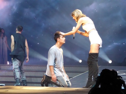 paralyzedbyits: Rare photo of holy angel of God Taylor swift blessing a mortal