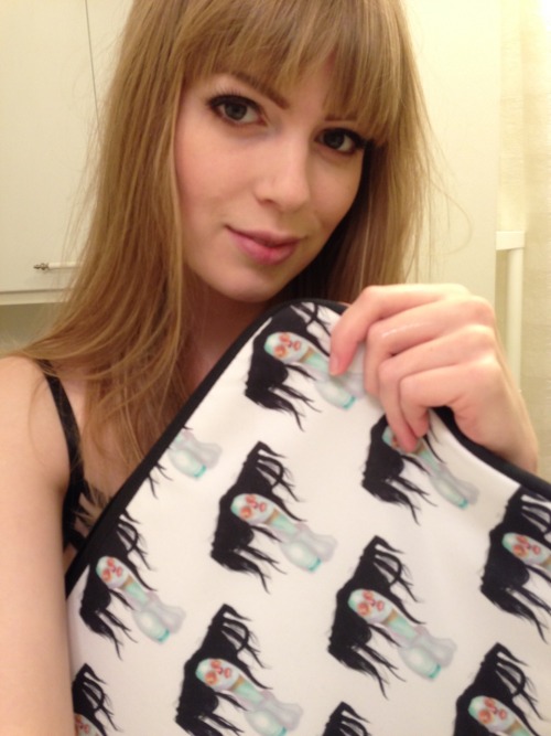 dollyleighofficial:  Just got my new laptop case with art by @deebott 😍