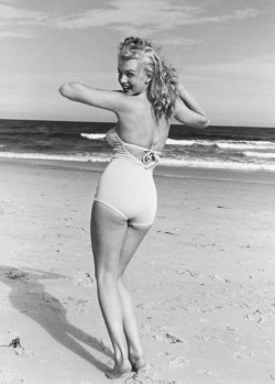 vintagechampagnefever:  Marilyn Monroe by