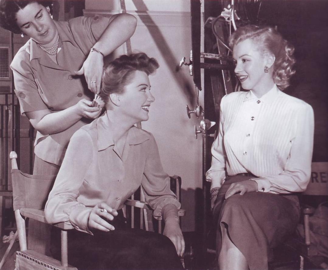 marilynmonroeahiddentalent:  Anne Baxter and Marilyn Monroe on the set of All About