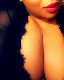 queenraebbw-deactivated20220810:Pajama Party 🖤🖤🖤 Look at those lips. 