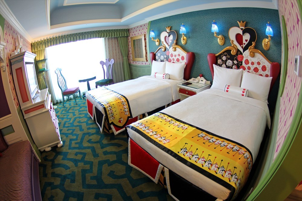 tinkeperi:Tokyo Disney Resort: Alice in Wonderland room:)