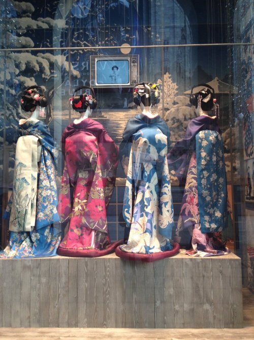 La Rinascente (big store in Milano, near the Scala opera) displaying “Geisha” inspired front windows