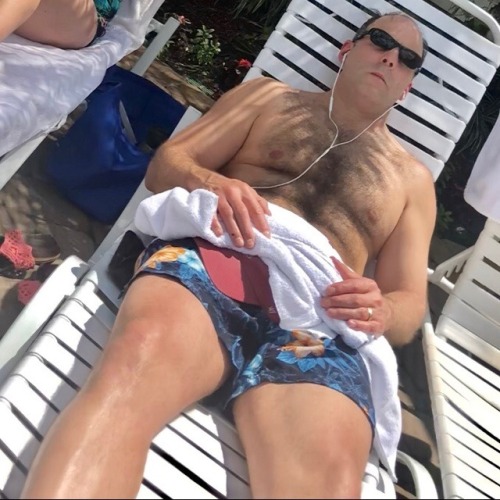 daddiesonthego:New England Vacation Bro Daddy enjoying a leisurely day by the pool.