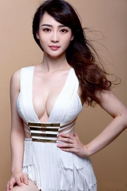 celebrityplunge:  Chinese actress Liu Yan