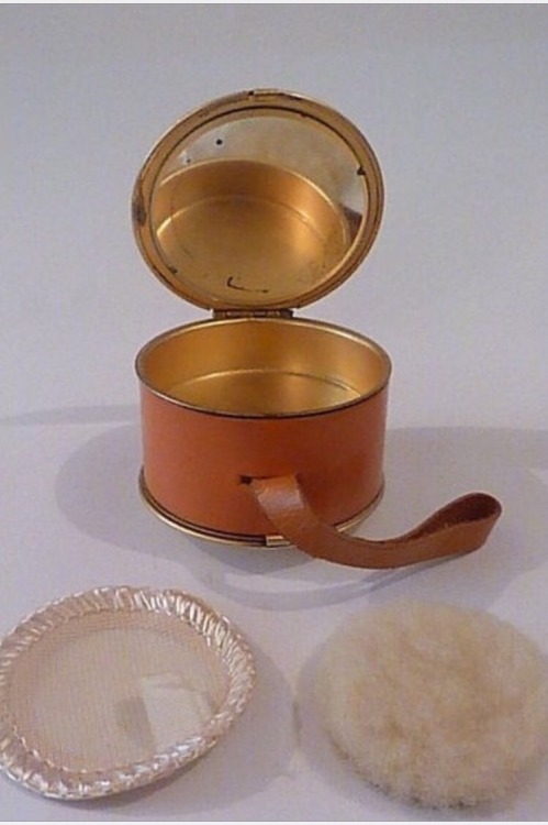 Very adorable vintage 1940’s figural hat box powder compact by Wadsworth. Found on etsy | ww