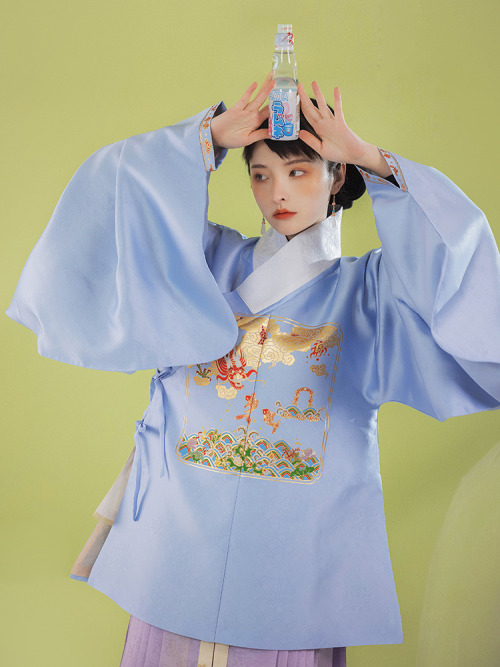 fouryearsofshades:hanfugallery:chinese hanfu by 裳宫语Fish, gate, and dragon; this puzi represents the 