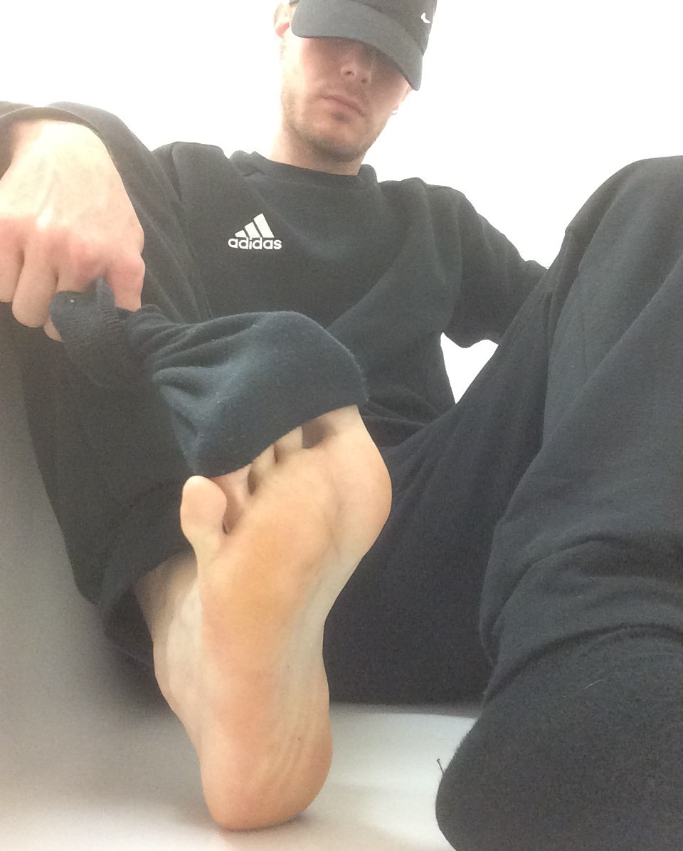 . . Arabianfeetslut . . Pute accro aux PIEDS de REBEUX DOMINANTS