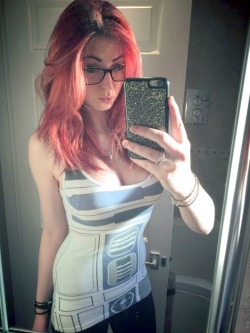 nerdybeauties:  Girl with an R2-D2 dress