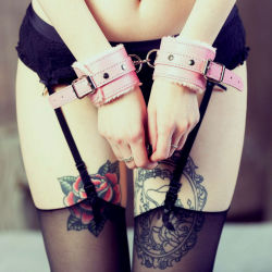 missxsubmissive:  i have these in black! 