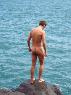 guyzbeach:  More on guyzbeach, a collection of natural men naked at the beach !