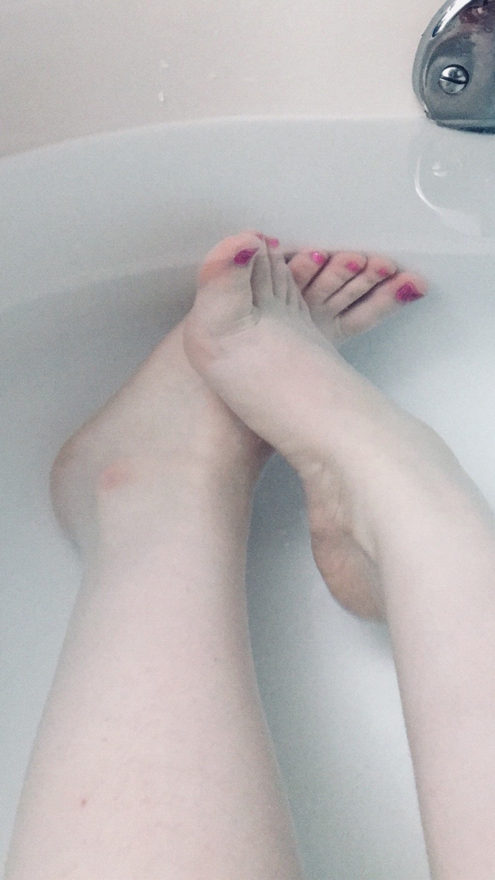 prettyprincesstoes:  mini photo shoot in the bath dm for more 😋