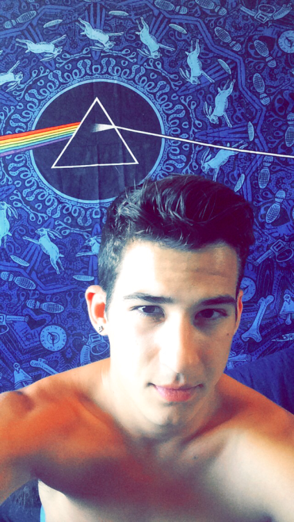 rryann:elevenaleksproblems:  Hangin with my new tapestry    Hey hey (;