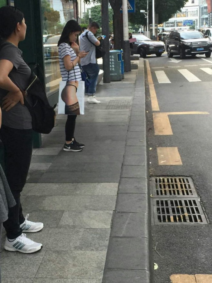lolfactory:  Double take at the bus stop ➨ funny tumblr ✚follow LOLFACTORY on