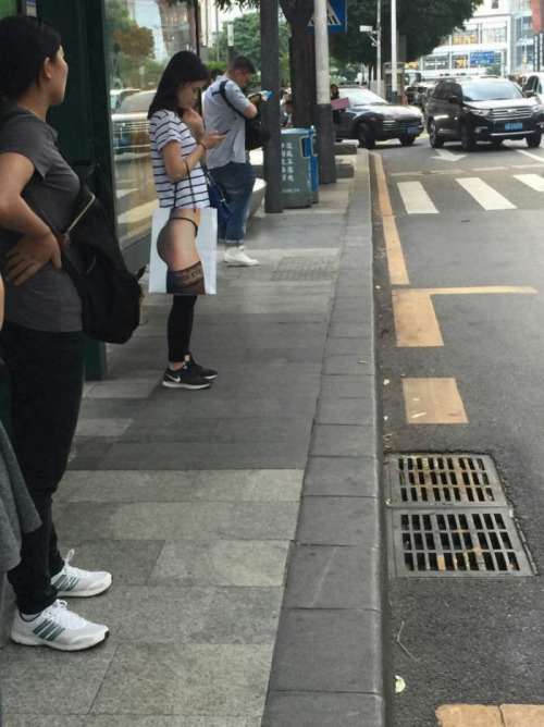 lolfactory:  Double take at the bus stop ➨ funny tumblr ✚follow LOLFACTORY on tumblr[this funny picture via lolsnaps] 