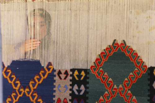 unrar:A weaver demonstrates her skill at weaving Turkish carpets,  Cappadocia, Turkey, George Steinmetz.