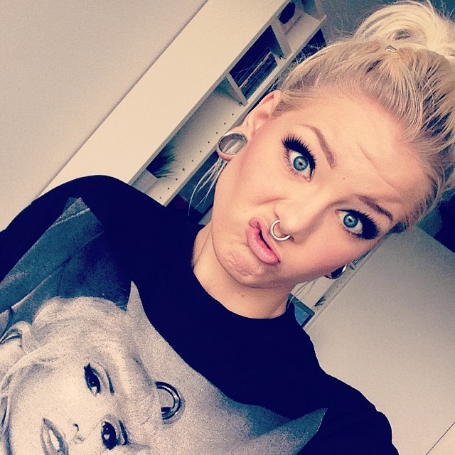 wannyy:  I swear my lips are 100% real just like the babe on my shirt ok!!! Don’t