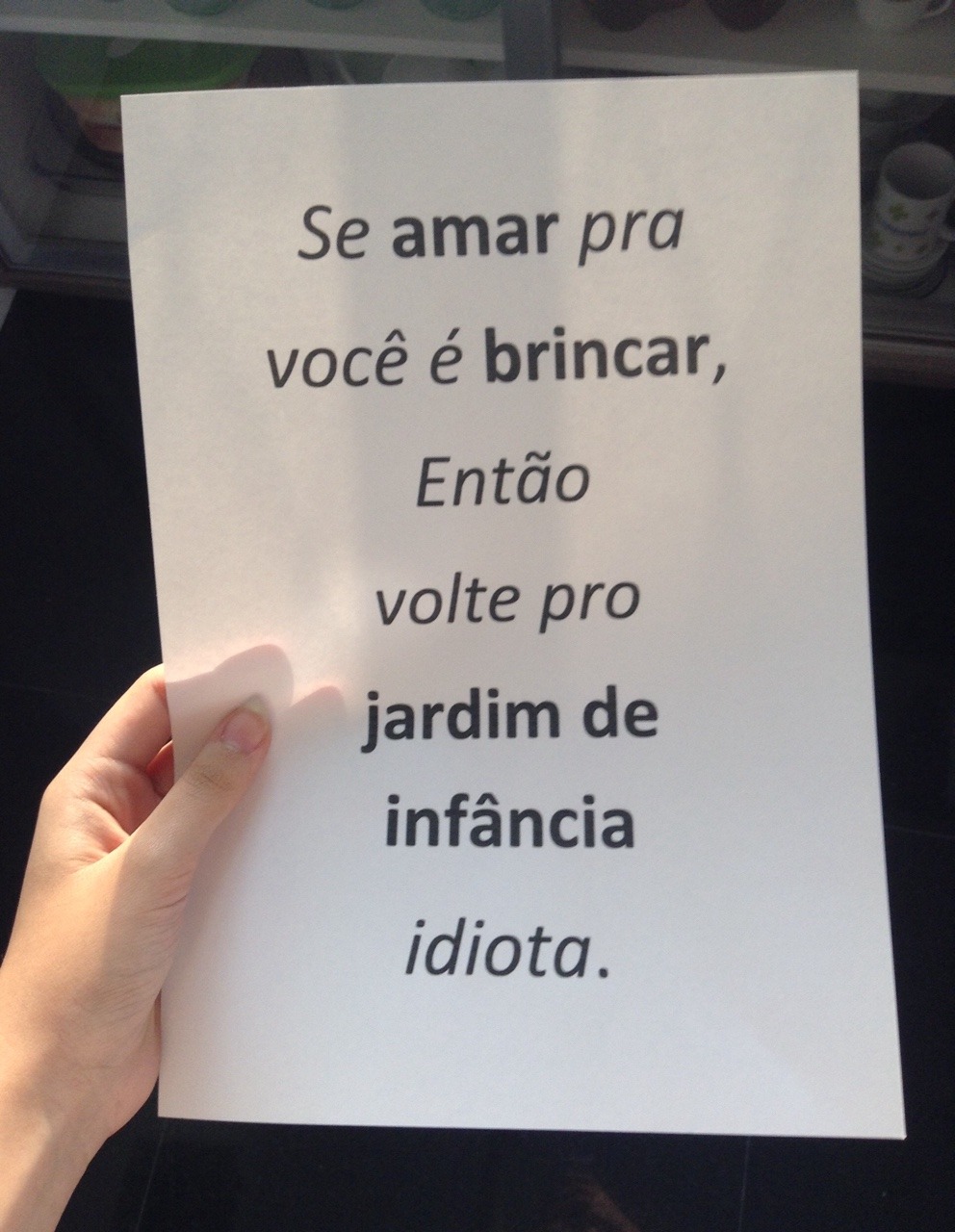 As dores, a gente transforma em poemas.