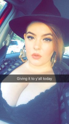 positivecurves:  Tess Holliday