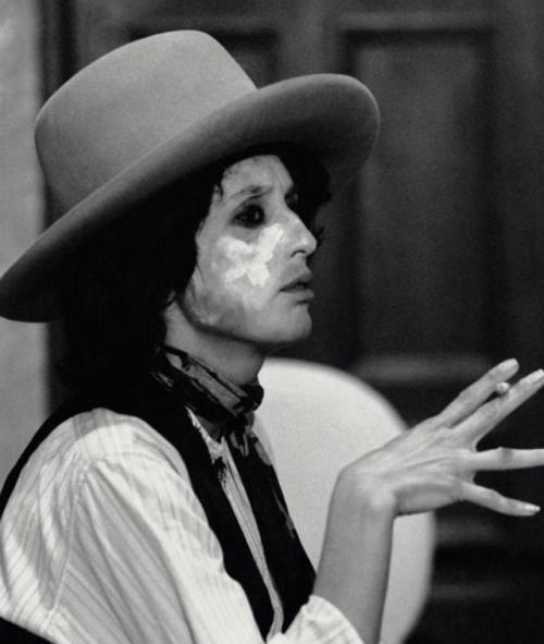 bobdylan-n-jonimitchell:Joan Baez in Bob Dylan drag, Rolling Thunder, 1975.