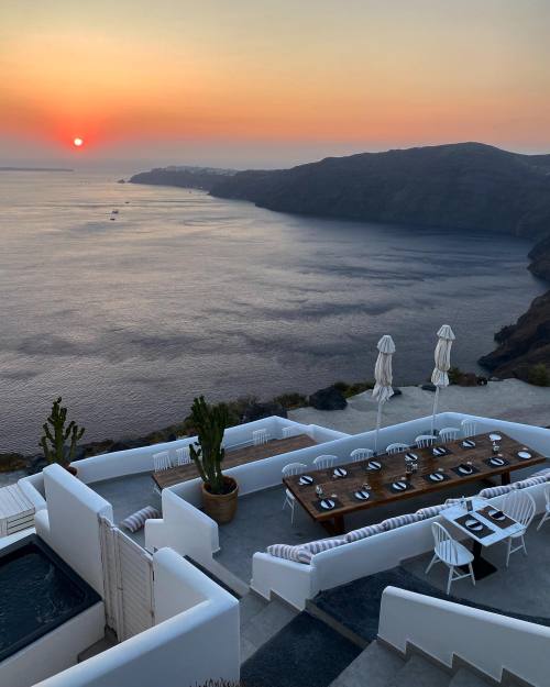 The best luxury hotel in Santorini with the best infinity views to the volcano and the sunset is of 