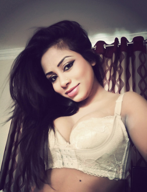 yournudeindians:  Hott indian chickFollow me on twitter Sakshi Sharma @SakshiPicsFollow @YourNudeIndians for the most hot pics of indian pretties.