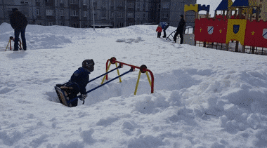 petitbourgeoisiedeathsquad:junmyk:ロシアの子供たちは、ブランコを雪の中から掘り出して遊ぶ（動画）genuinely can’t fucking believe thi