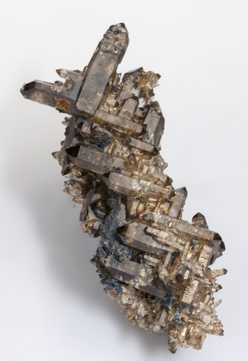 bijoux-et-mineraux:  Smoky Quartz - Mount Malosa, Zomba District, Malawi These resemble multiple Japan law twins but they are not twins. This phenomenon is seen on similar specimens from the Erongo Mountains, Namibia.  