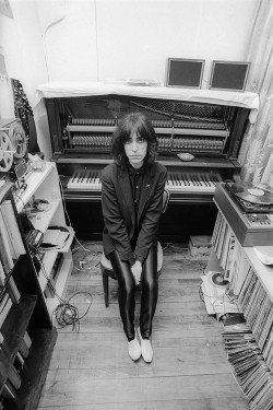 soundsof71:  Patti Smith in her New York City apartment, 1974, by Allan Tannenbaum