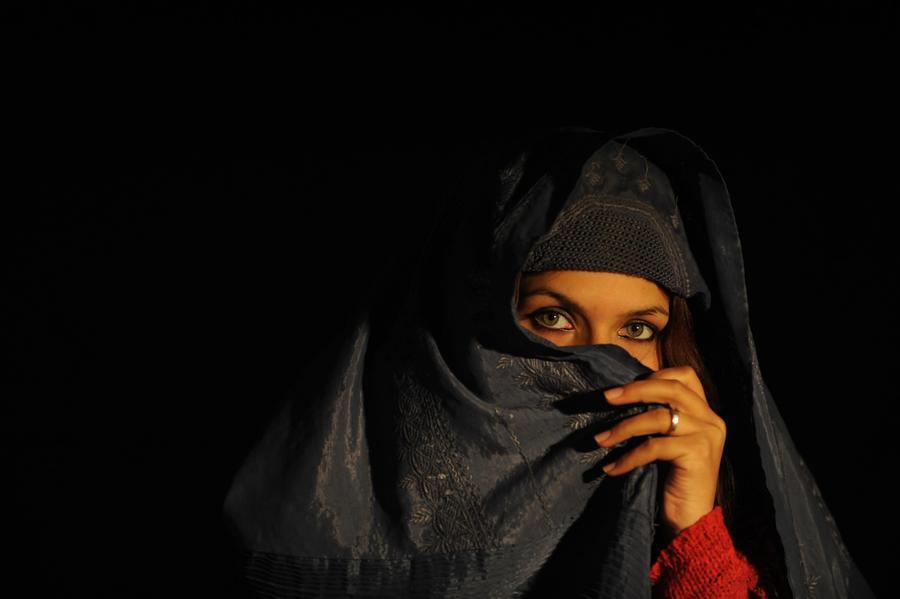 Afghan girl with green eyes