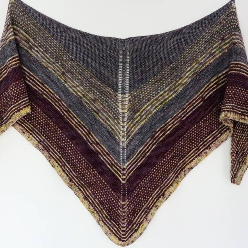 I have just published the pattern for this shawl. I called it Summer Night shawl, not very original 