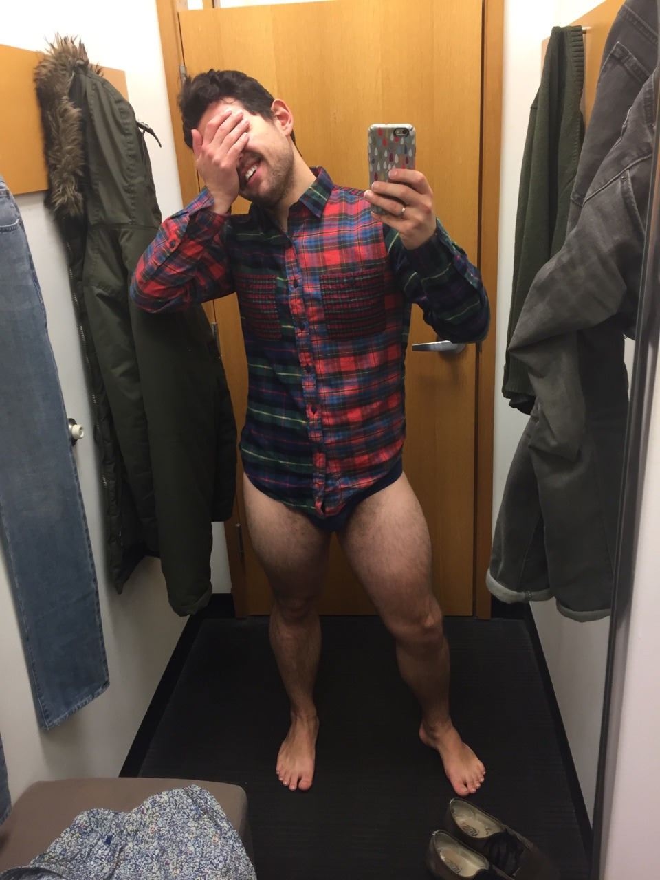 midwestaugust:Bless the fitting room doors that go all the way to the floor 