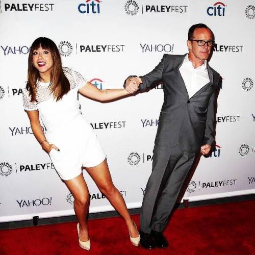 captainswan-skyeward:#Paley panel for #agentsofSHIELD with @chloebennet4 one of us is mature. Hint: 