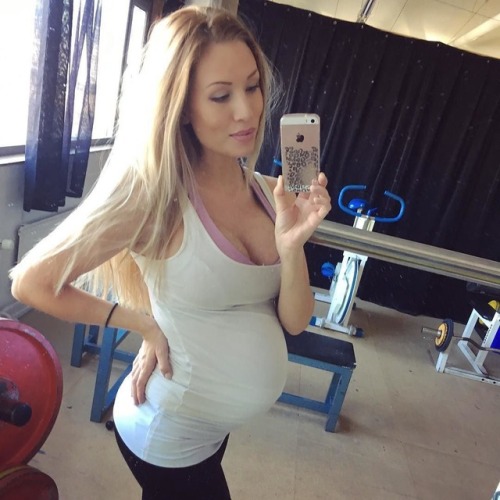 bellylove577: Gorgeous busty blonde!