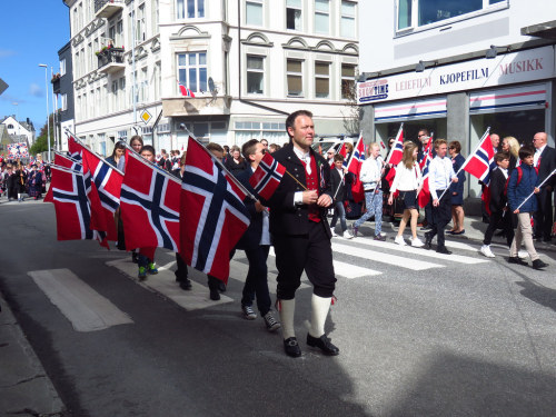 photosofnorwaycom:  Ålesund, Norway by JUMBOROIS  http://flic.kr/p/totQBA