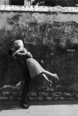 mimbeau:  Couple kissing Paris 1960 Edouard