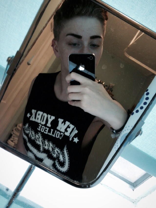 fehnris:  these r practically identical but i look good so 🔪🔪🔪