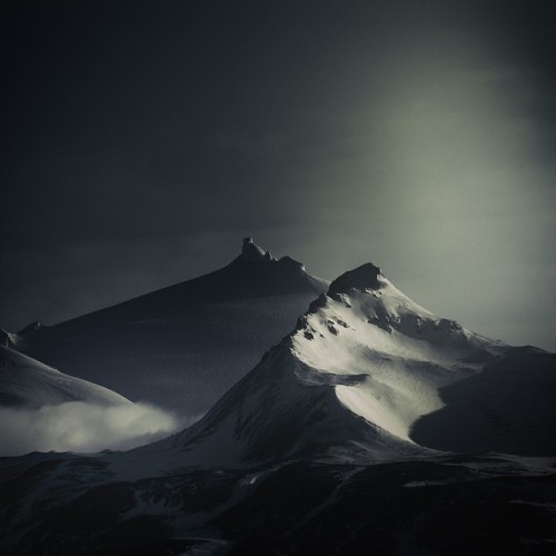 thingsdavidlikes:Peak #photograph #iceland by andyleeuk ift.tt/1C5CLs8