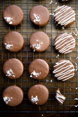 i-like-ma-girls-bbw:  do-not-touch-my-food:    Mint Chocolate Covered Oreos    Want