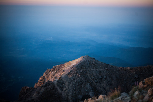 annawattsphotography:sunset to sunrise on the tallest peak in central america.  volcán tajumulco, de