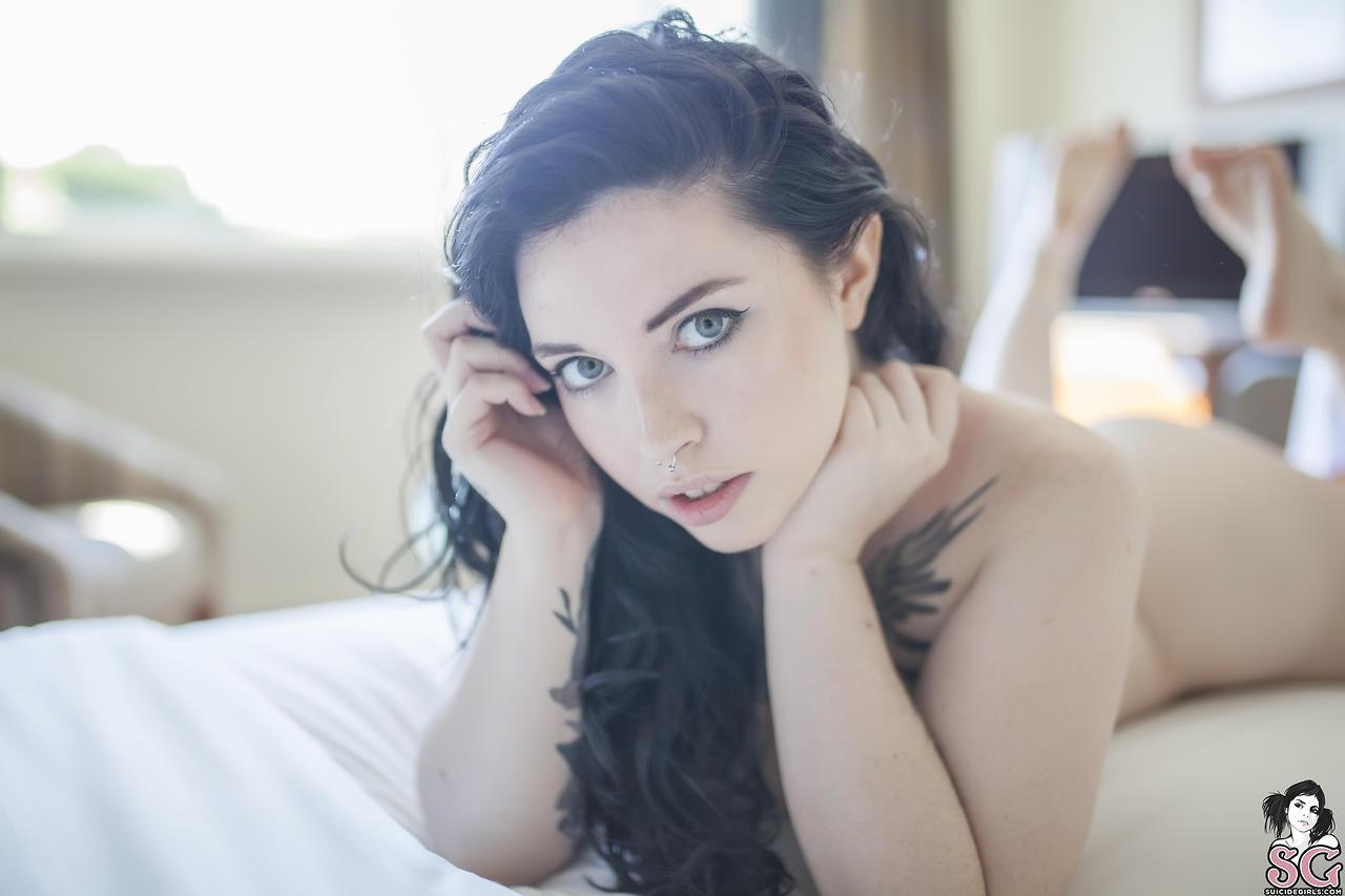 anothersuicidegiirl:  Voly  in the set…Don’t Tell To Batman