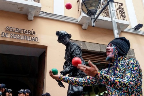Manifestación de artistas callejeros organizados para exigirle permiso de trabajar libremente