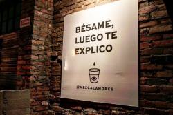 karynaanguiano:Bésame, luego te explico .  (en Oficinas Centrales Del Mezcal Mal De Amores)